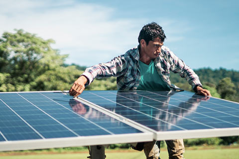 Projektleiter und Solar-Techniker bei der Installation eines Solar Home Systems, ©LFL