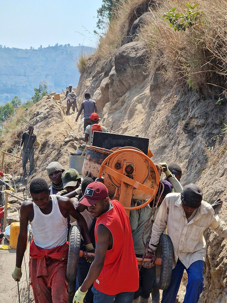 Transport des Betonmischers zur Betonage des Kanals.