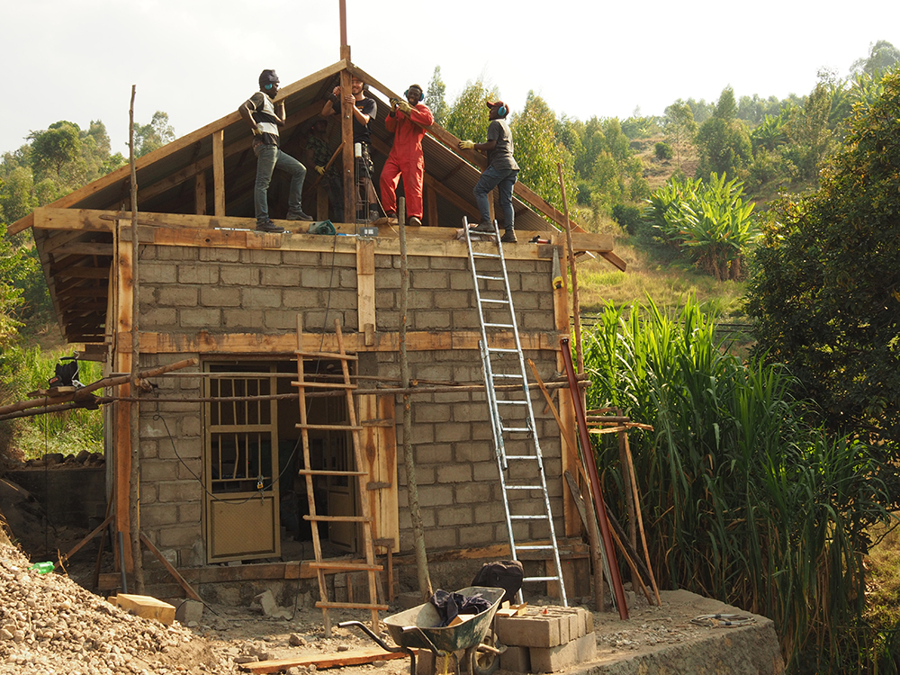 Montage des Dachstuhls des Maschinenhauses