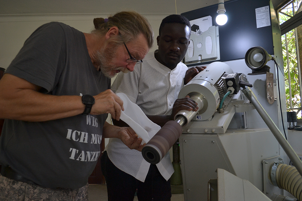 Orthopädiemeister aus Deutschland an der Trichterfräsmaschine mit Azubi